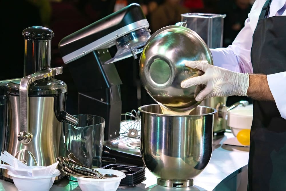 生地を専用機械のボールに入れる男性パティシエ