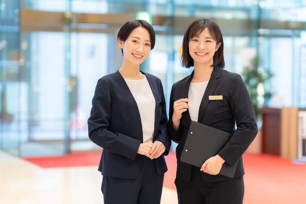 2人のホテルのフロントの女性
