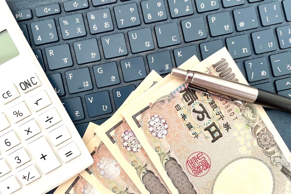 万札と電卓とキーボード