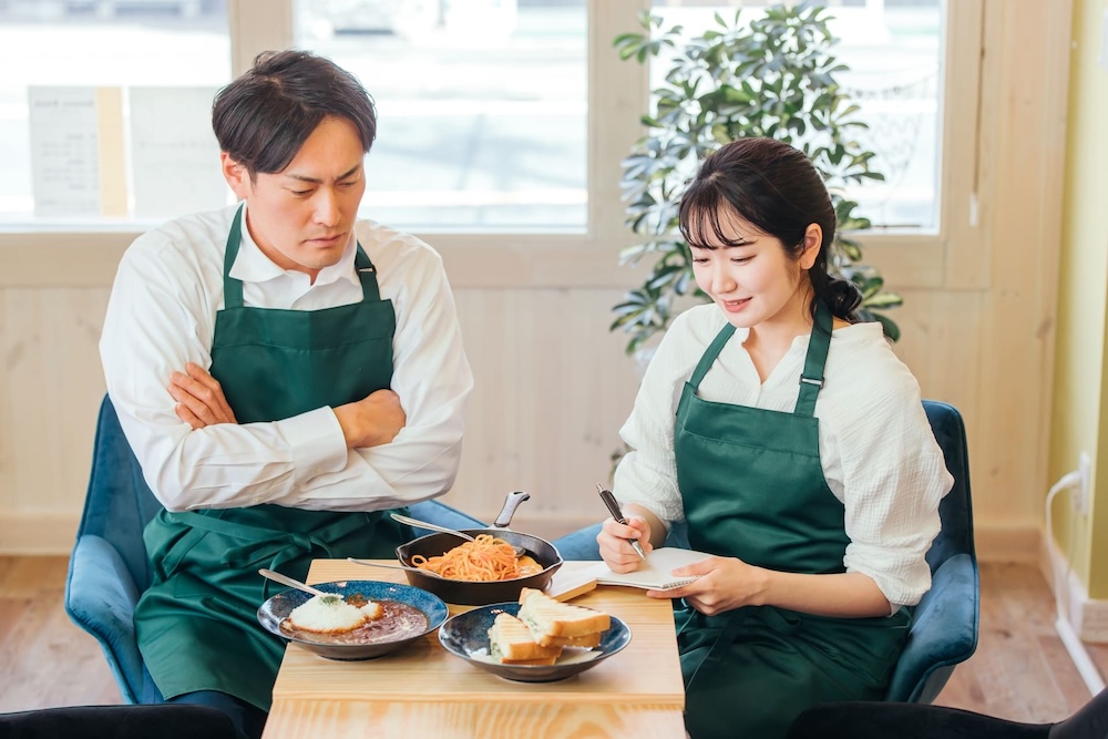 メニューの打ち合わせをする男性と女性