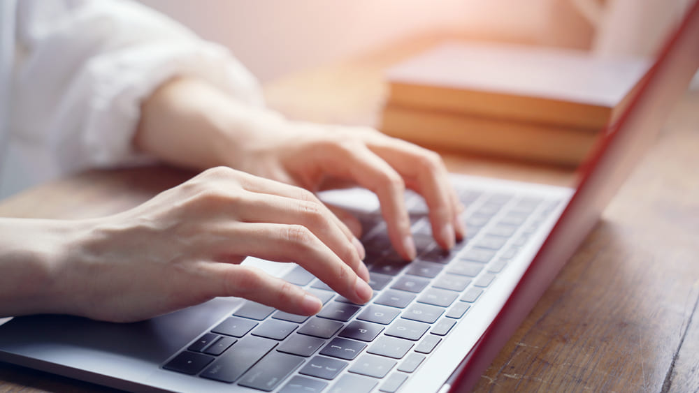 パソコンを操作する女性の手元