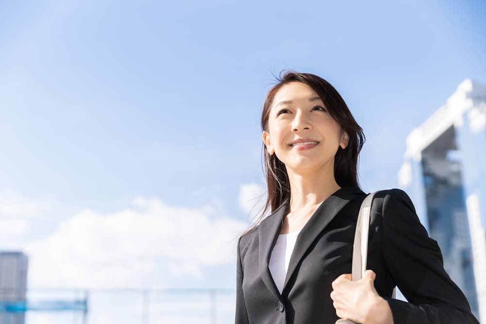 スーツを着た笑顔の女性