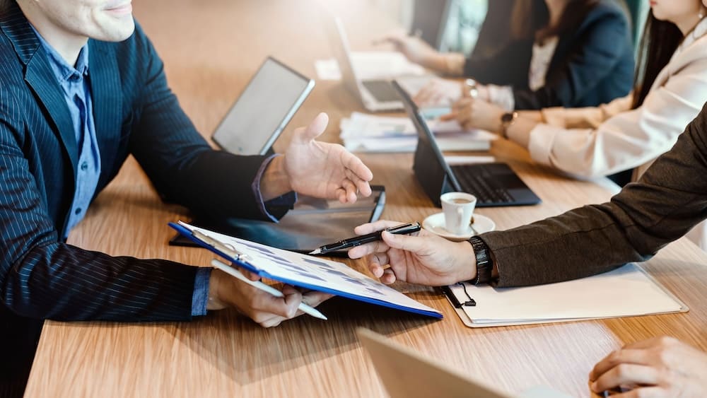 打ち合わせをする社員