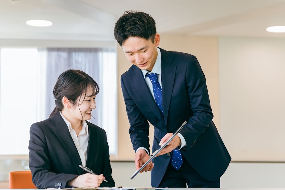 男性からアドバイスを受ける女性