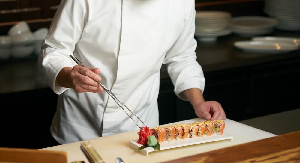 お寿司をお皿に盛り付ける和食料理人