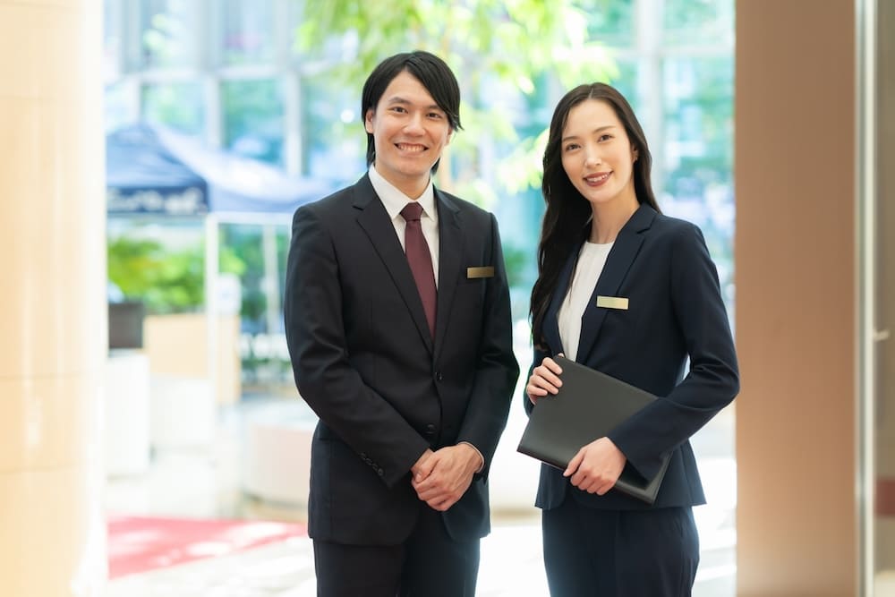 スーツを着たフロント受付の男性と女性