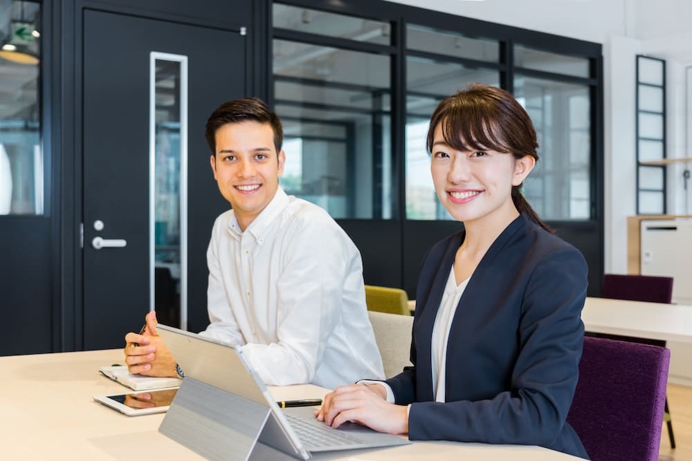 外国人の男性と日本人の女性