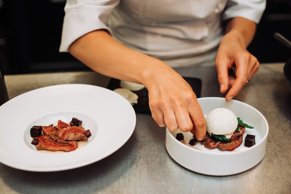 料理を盛り付ける手元