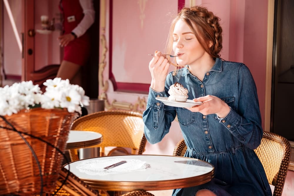 ケーキを食べる女性