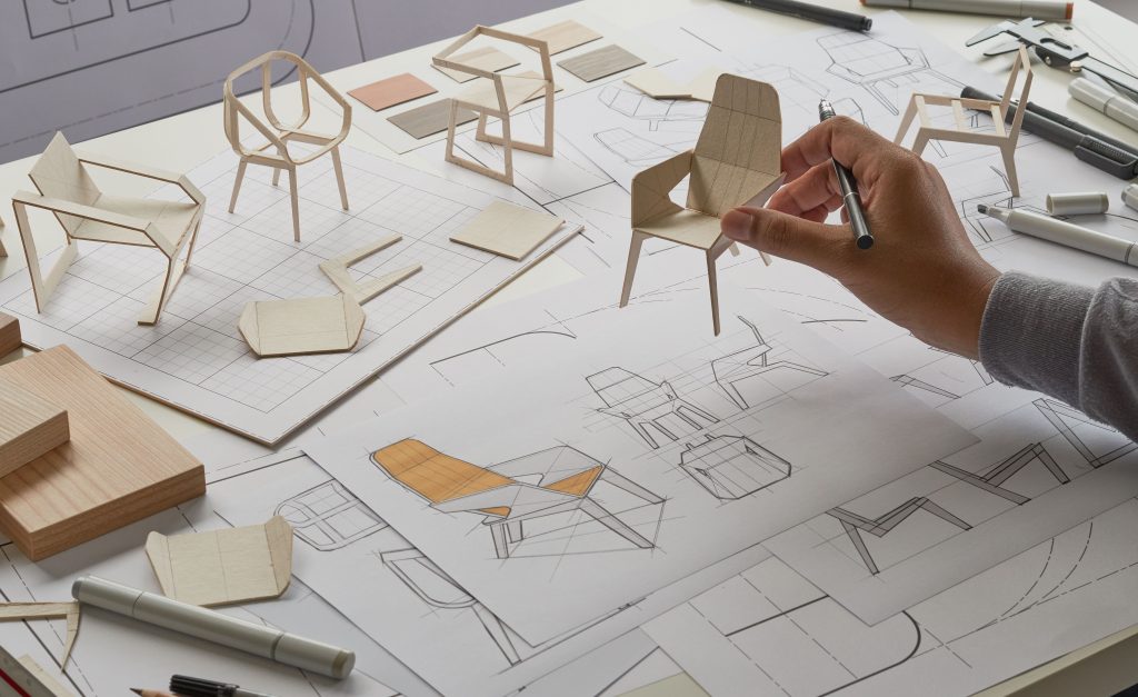 模型やイラストを使って椅子の設計書を作っている