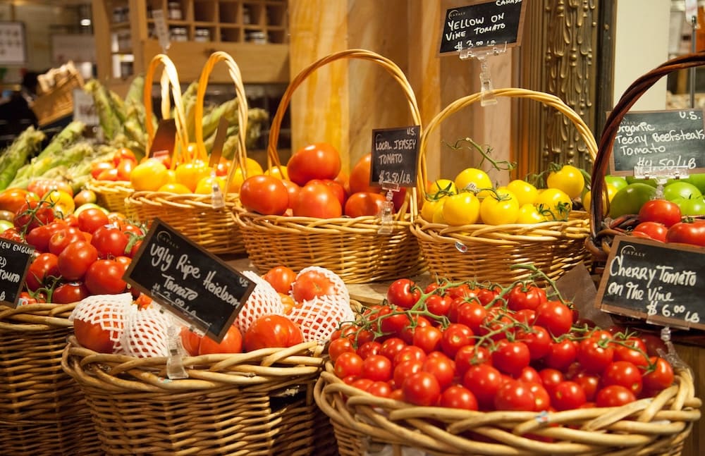 市場に並んだ複数種類のトマト