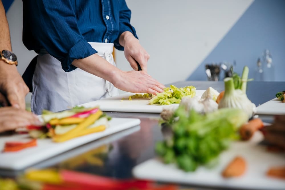 まな板で野菜をカットする手元