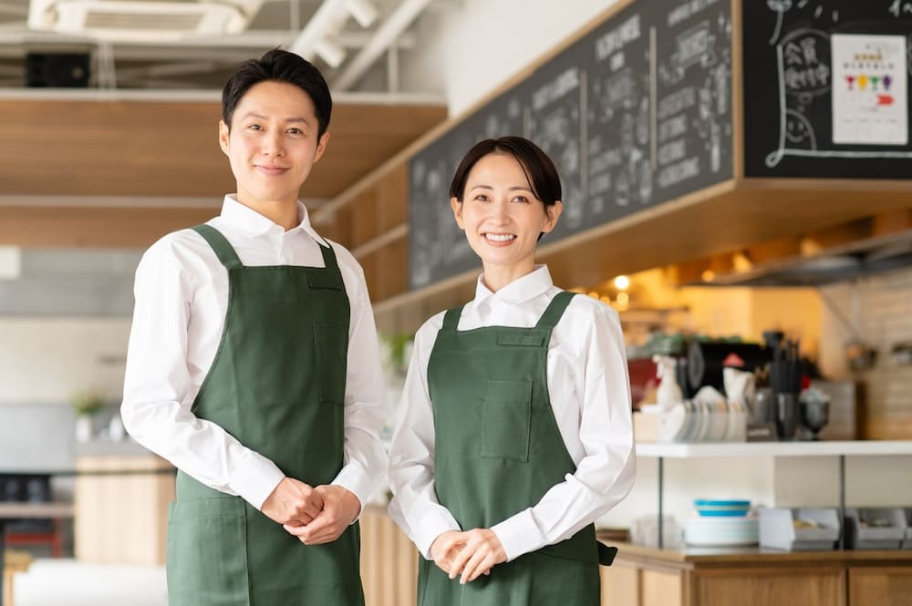 エプロンを着た男性と女性の従業員