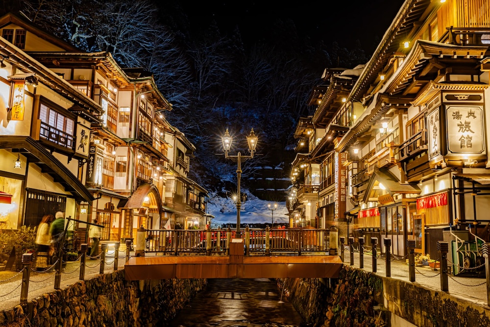 山形県銀山温泉のライトアップ