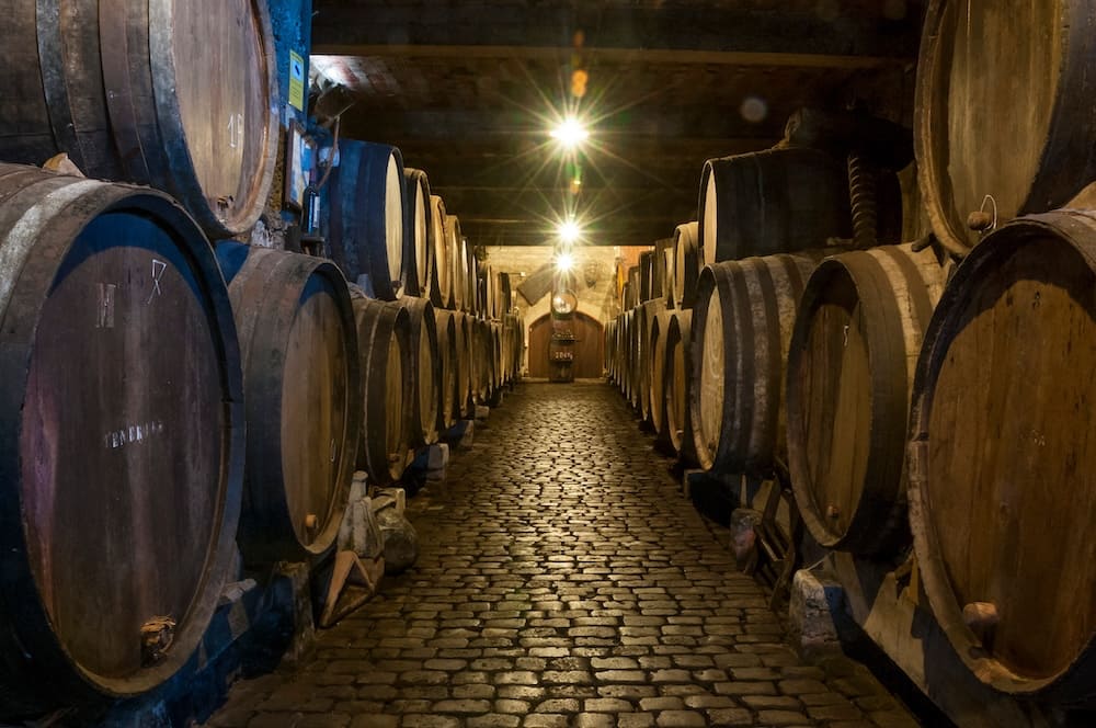 地下室の樽が積まれたワイナリー