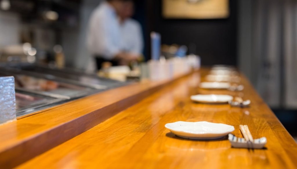 カウンターテーブルに並べられた小皿とお箸
