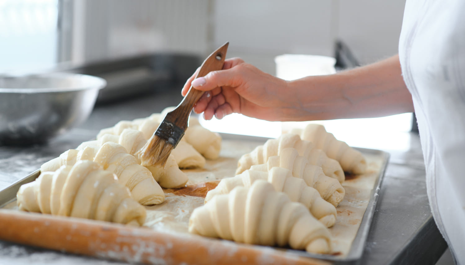 パンにバターを塗るパン職人