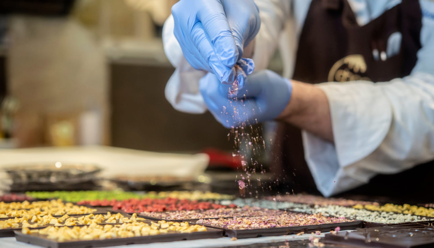 チョコレートにトッピングするショコラティエ