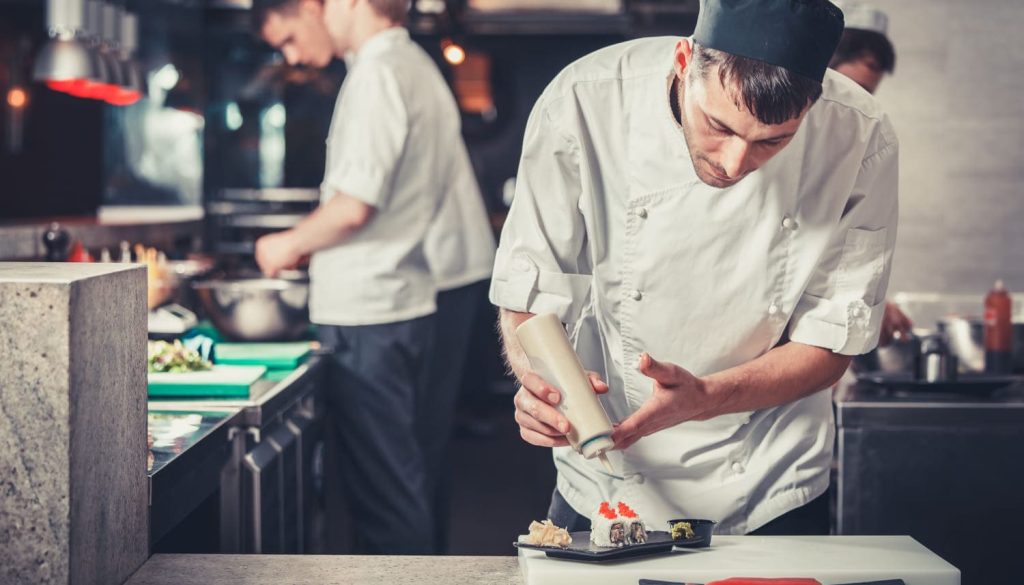 トッピングをする料理人
