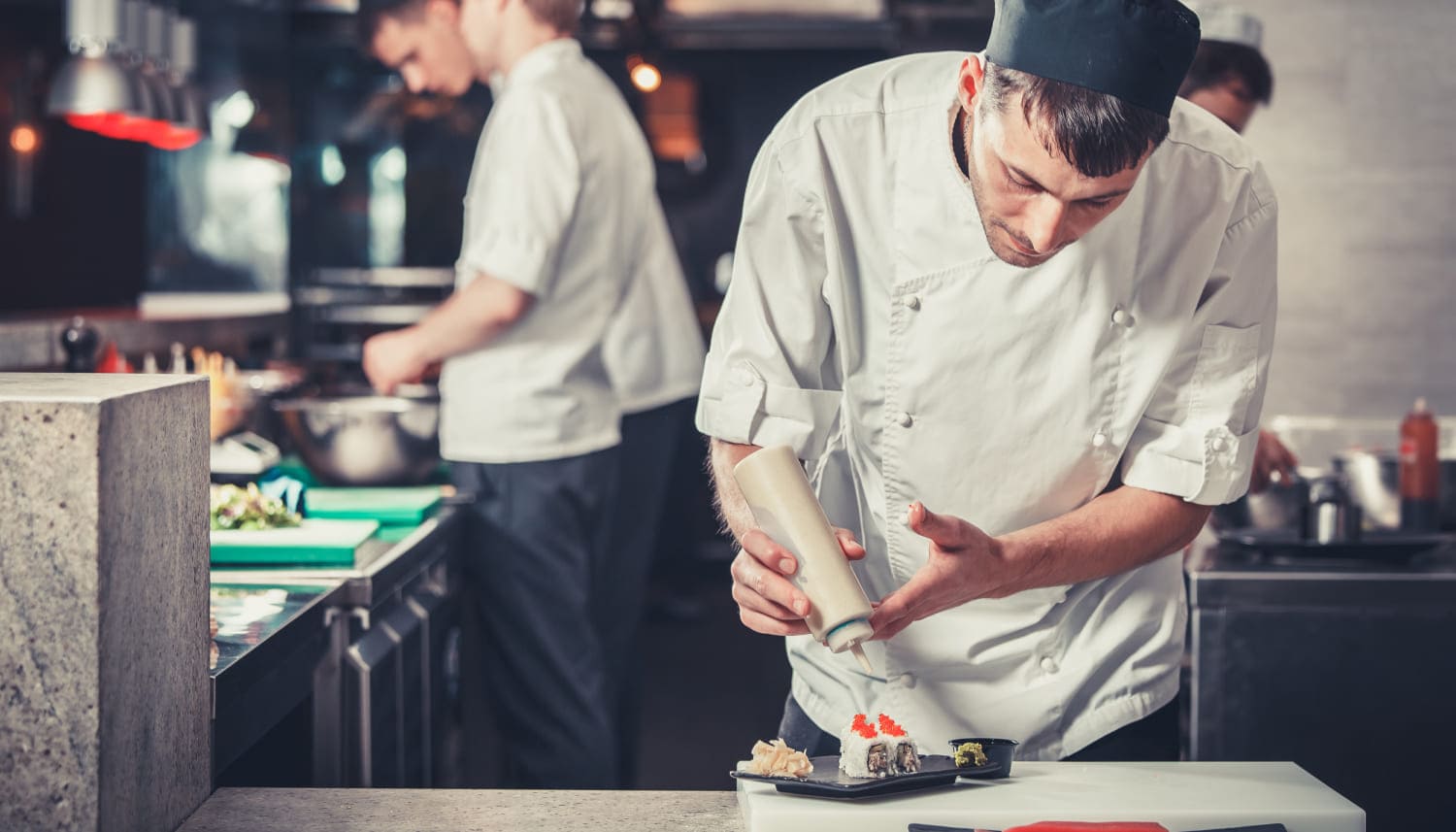 トッピングをする料理人