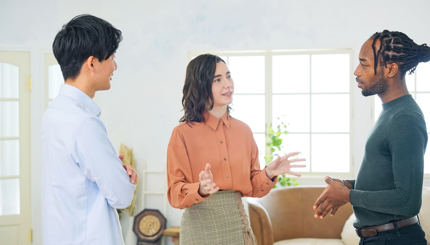 多国籍に集まり会話する人々