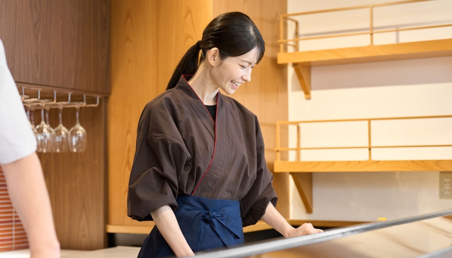 はっぴをきた女性