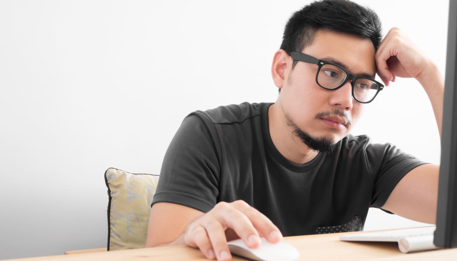 パソコンの前で頭を抱える男性