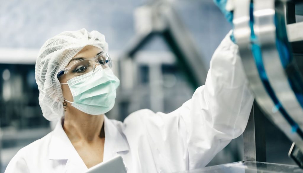 機械を検査する女性