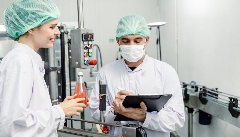 白衣・帽子を被って検査する食品衛生士