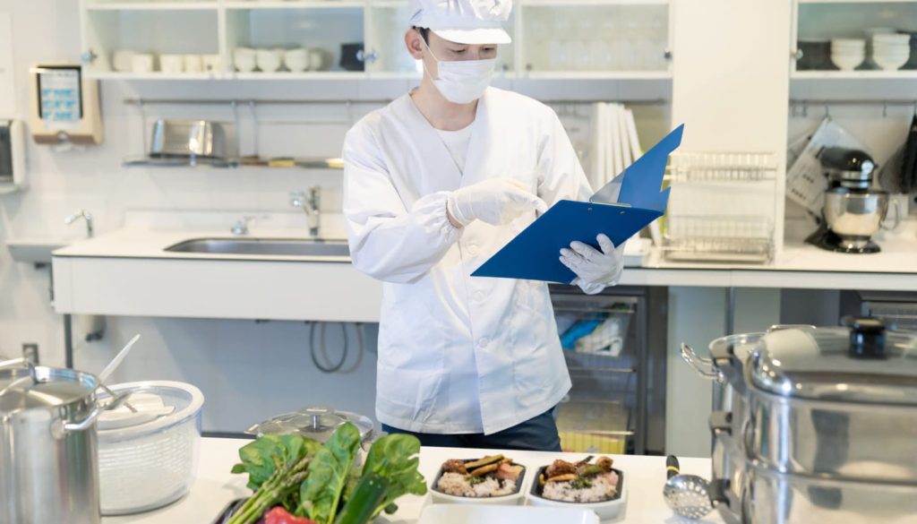 食事の検査をする男性の食品衛生士