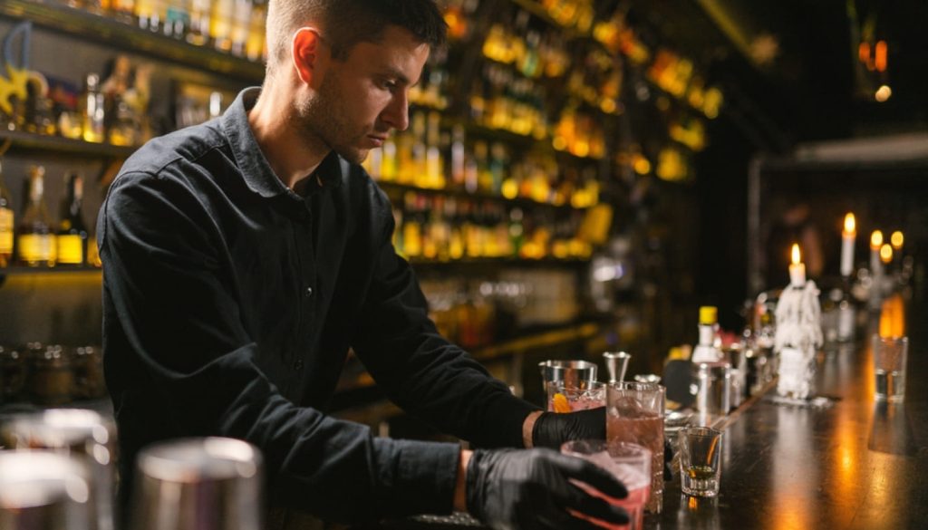 カクテルを眺めるバーテンダー