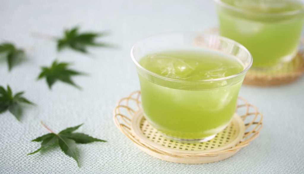 2つのグラスに入った緑茶