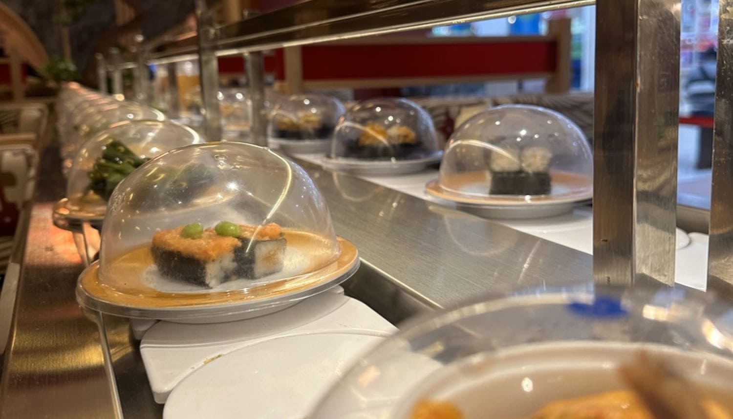 レーンを流れるお寿司