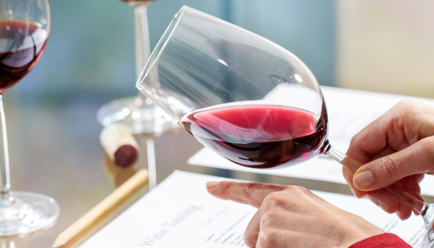 赤ワインを見ながら書類に目をとおす