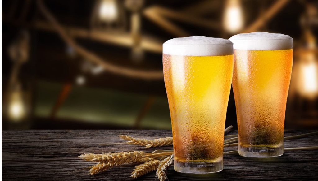 2つのビールが並んだテーブル