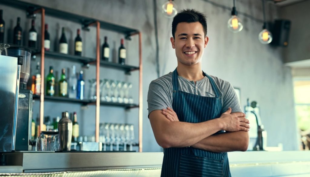 腕を組んだ男性の料理人