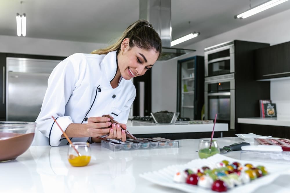 型紙にチョコレートを流し込み女性