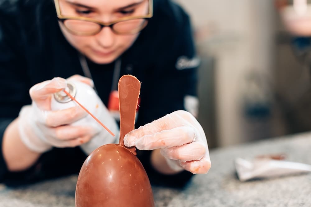 チョコレートの装飾をしているショコラティエ