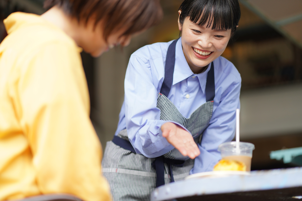 料理の説明をする店員