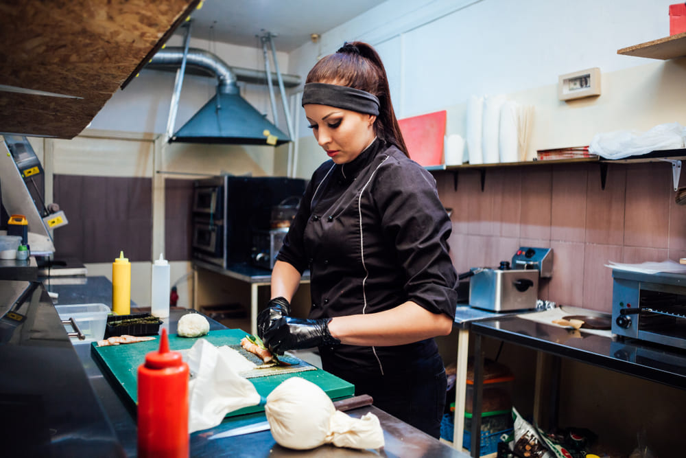 寿司を作る外国人の女性寿司職人