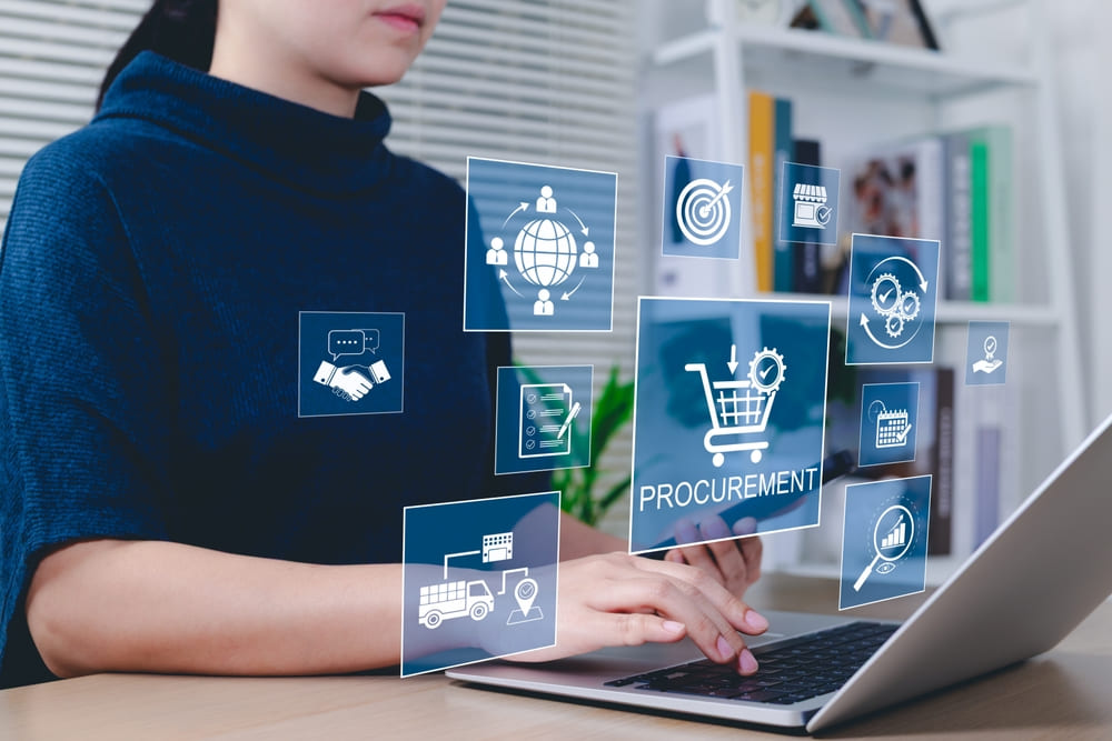 パソコンでマーケティングの分析をする女性