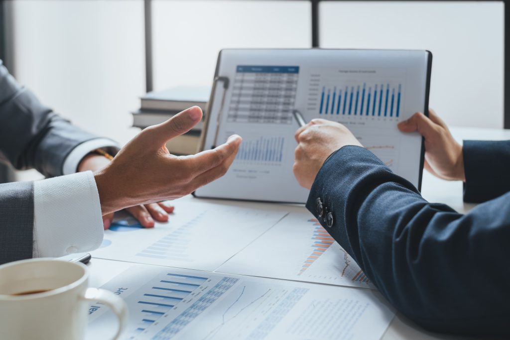 グラフデータを見て打ち合わせをする男性の手元
