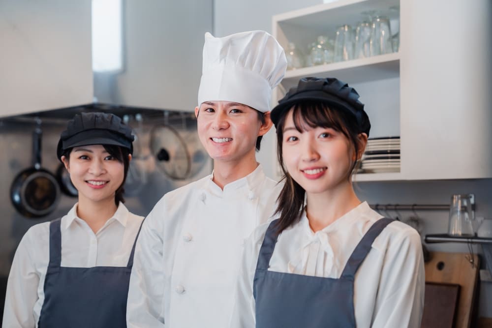 男性シェフと女性2人