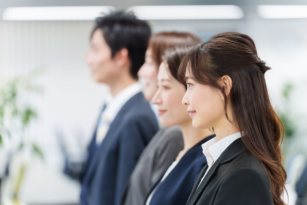 整列している会社員の男女
