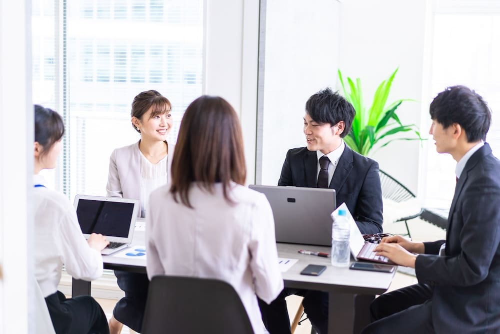 チームメンバーで会議をする会社員達