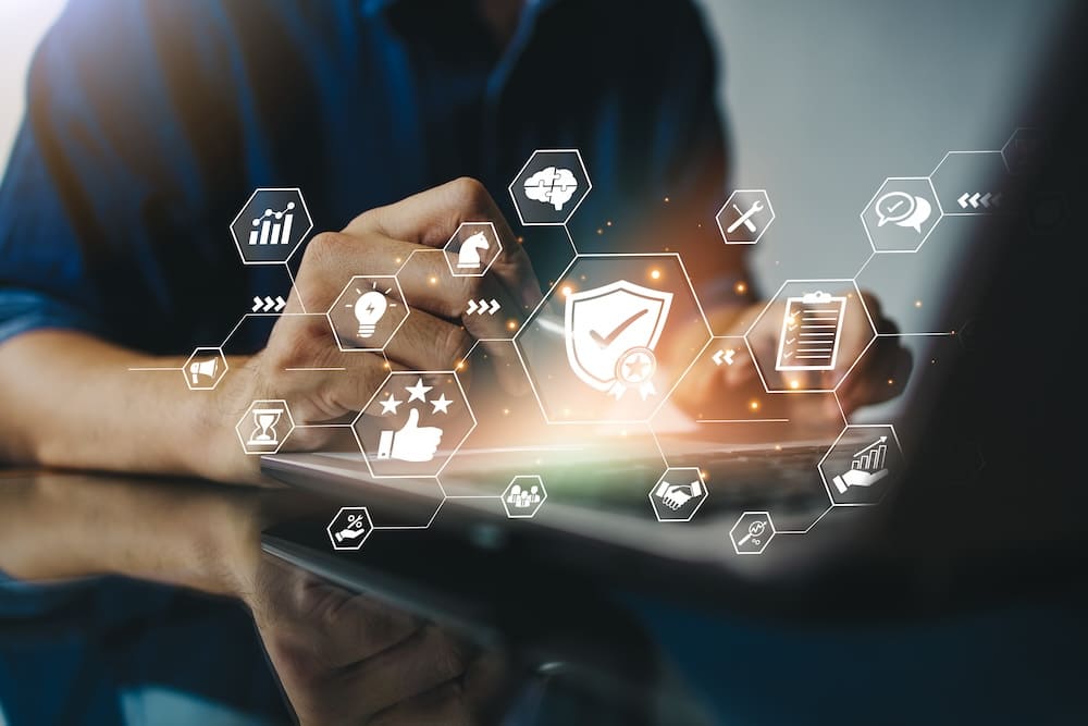 パソコンと各種デジタルアイコンが表示された画像