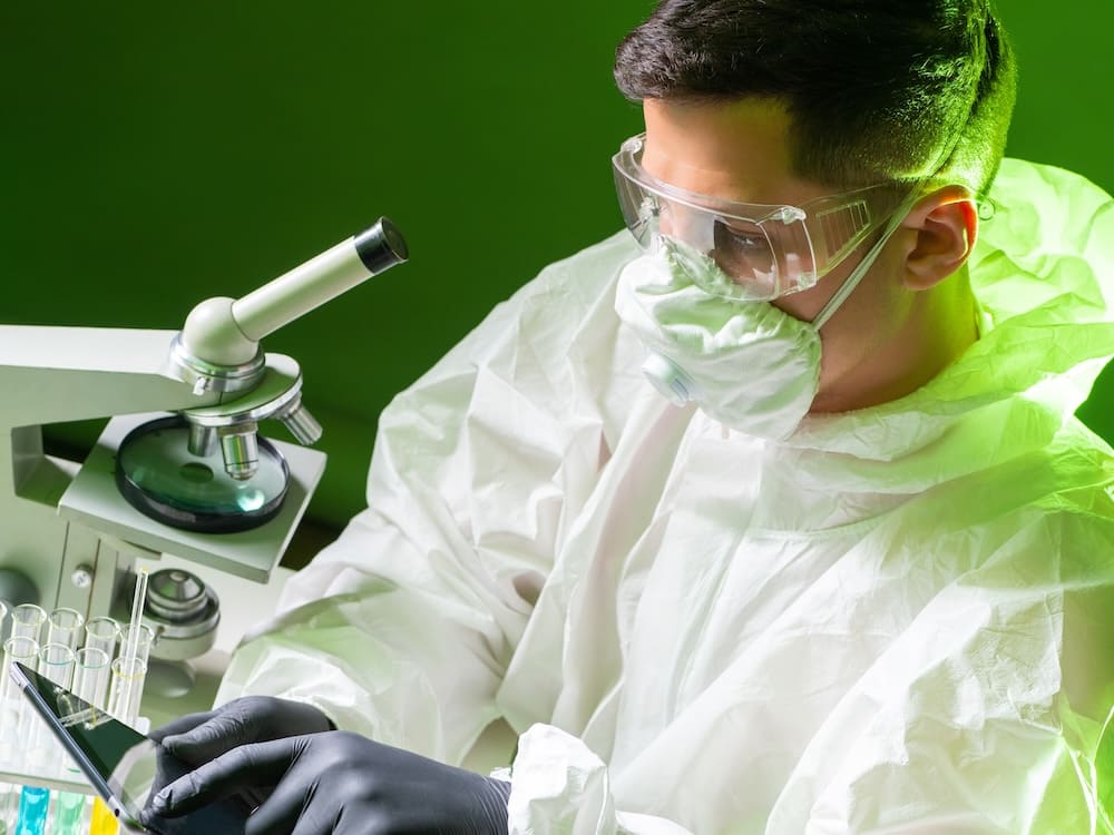 防護服を着た研究員