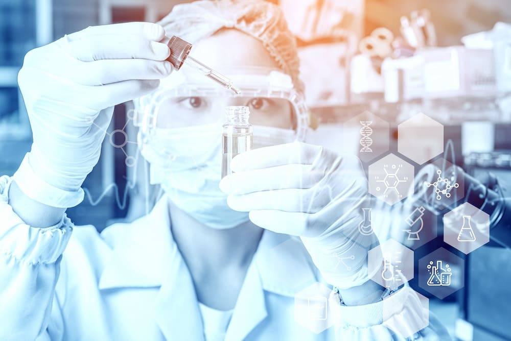 試験管を使って検査をする女性