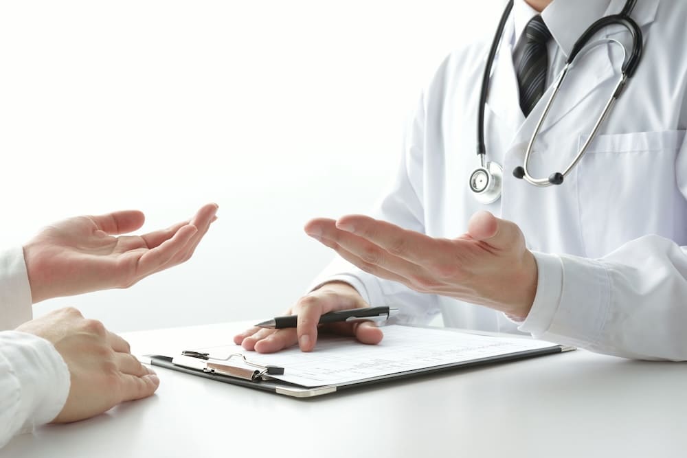 診察をする医師