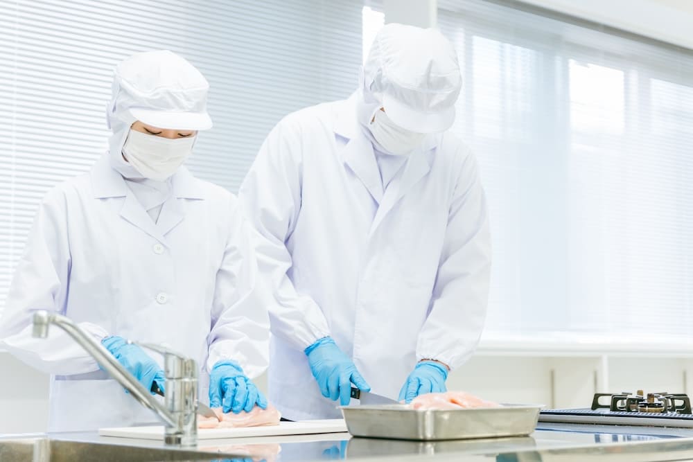 白衣を着て作業をする衛生士